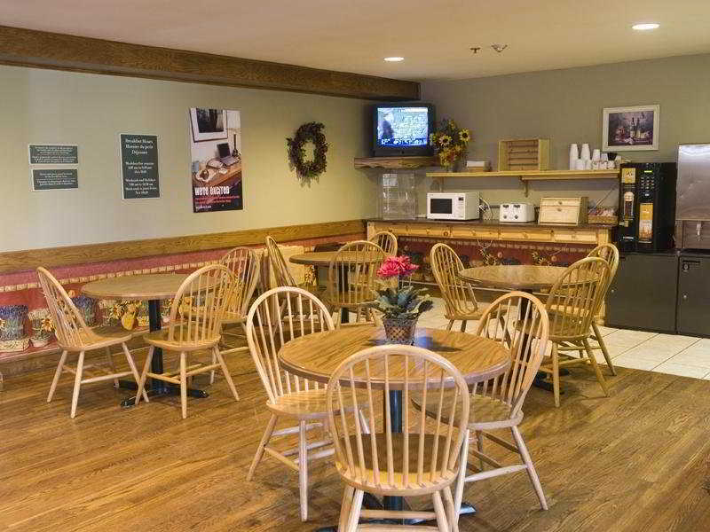 Travelodge Suites By Wyndham Moncton Restoran fotoğraf